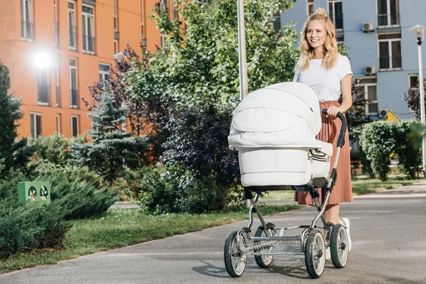 Gyönyörű Szőke Anya Baby Babakocsi Séta Utca — Stock Fotó