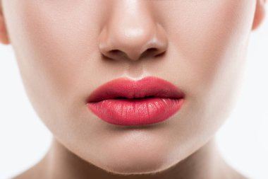 Genç kadının üzerinde beyaz izole Pembe dudakları ile kırpılmış görünümü 
