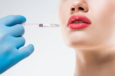 dudaklar için beyaz izole kadın, güzellik enjeksiyon yapma Doktor kırpılmış görünümünü