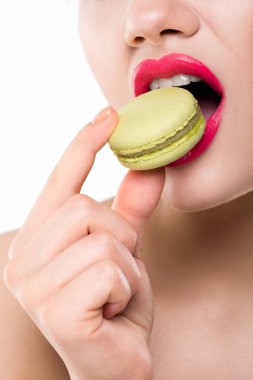 kadının üzerinde beyaz izole tatlı yeşil macaron yeme kırpılmış görünümü