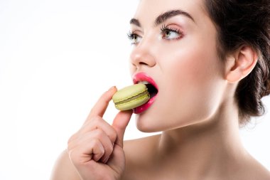 çekici kadın üzerinde beyaz izole Yeşil tatlı macaron yeme