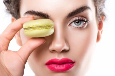 yeşil macaron, üzerinde beyaz izole tutan güzel moda kadın