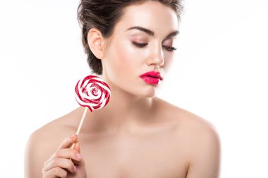 ihale kapalı gözler üzerinde beyaz izole kırmızı lolipop tutan kadınla