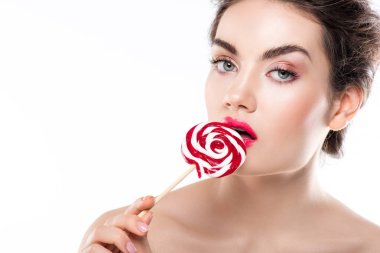 çekici genç çıplak kadın üzerinde beyaz izole kırmızı lolipop yemek