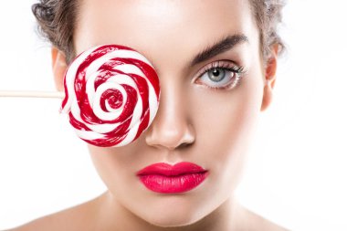 kırmızı lolipop beyaz izole göz önünde tutan çekici genç kadın