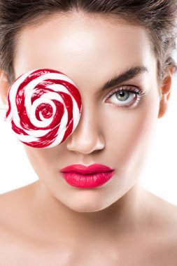 güzel moda kız kırmızı lolipop beyaz izole göz önünde tutarak