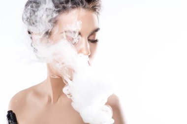 çekici bir kadın vaping ve duman üfleme izole beyaz