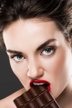 gri izole çikolata ısırmak güzel moda kadın