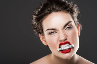 diş, gri izole doları banknot tutan agresif kadın