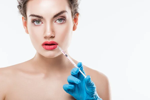 妇女做美容注射在嘴唇用注射器 在白色隔绝 — 图库照片