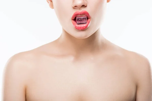 Obcięty Widok Nagiej Kobiety Trzymając Kostki Lodu Usta Białym Tle — Darmowe zdjęcie stockowe