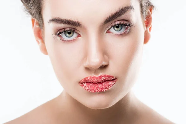 Schöne Frau Mit Zucker Auf Rosa Lippen Isoliert Auf Weiß — kostenloses Stockfoto