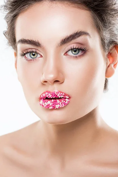 Retrato Modelo Atractivo Con Salpicaduras Azúcar Rosa Los Labios Aislado — Foto de stock gratis