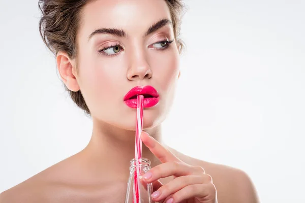 Bela Menina Nua Segurando Garrafa Com Bebida Rosa Palha Isolado — Fotografia de Stock