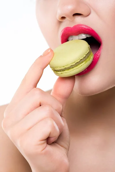 Vista Cortada Mulher Comendo Macaron Verde Doce Isolado Branco — Fotografia de Stock