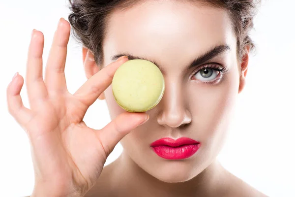 Elegante Chica Sosteniendo Macaron Verde Frente Los Ojos Aislado Blanco — Foto de Stock