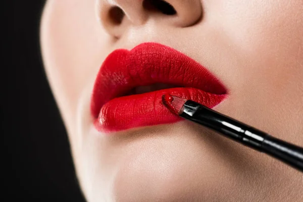 Vista Recortada Mujer Aplicando Lápiz Labial Rojo Con Cepillo Cosmético — Foto de Stock