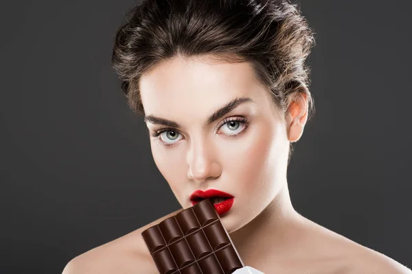 Ελκυστική Μοντέρνα Γυναίκα Κρατώντας Μπάρας Σοκολάτας Απομονώνονται Γκρι — Φωτογραφία Αρχείου
