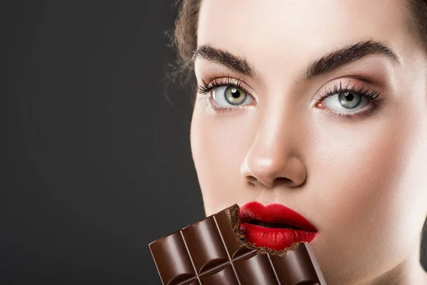 Menina Atraente Comer Barra Chocolate Doce Isolado Cinza — Fotografia de Stock