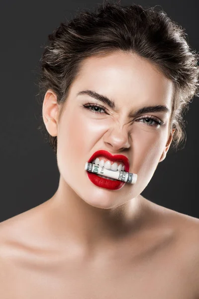 Menina Agressiva Atraente Segurando Nota Dólar Nos Dentes Isolado Cinza — Fotografia de Stock