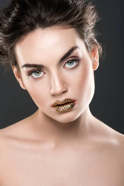 美丽的时尚模型与金色的嘴唇 孤立的灰色 — 图库照片
