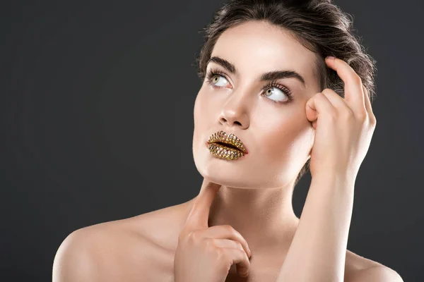 Modieuze Meisje Met Gouden Lippen Geïsoleerd Grijs — Stockfoto