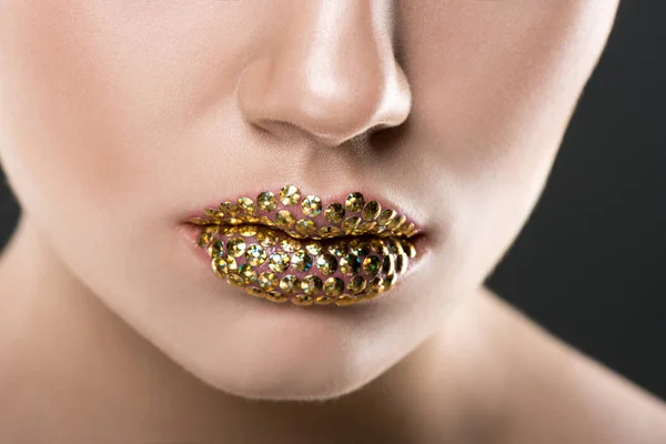 Gedeeltelijke Weergave Van Vrouw Met Gouden Lippen Geïsoleerd Grijs — Stockfoto