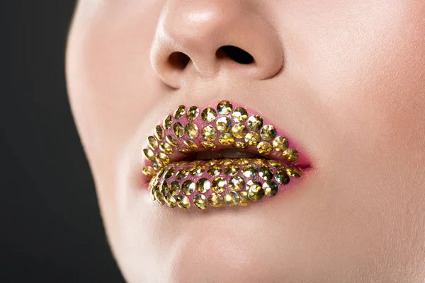 Close Van Meisje Met Gouden Lippen Mode Shoot Geïsoleerd Grijs — Gratis stockfoto