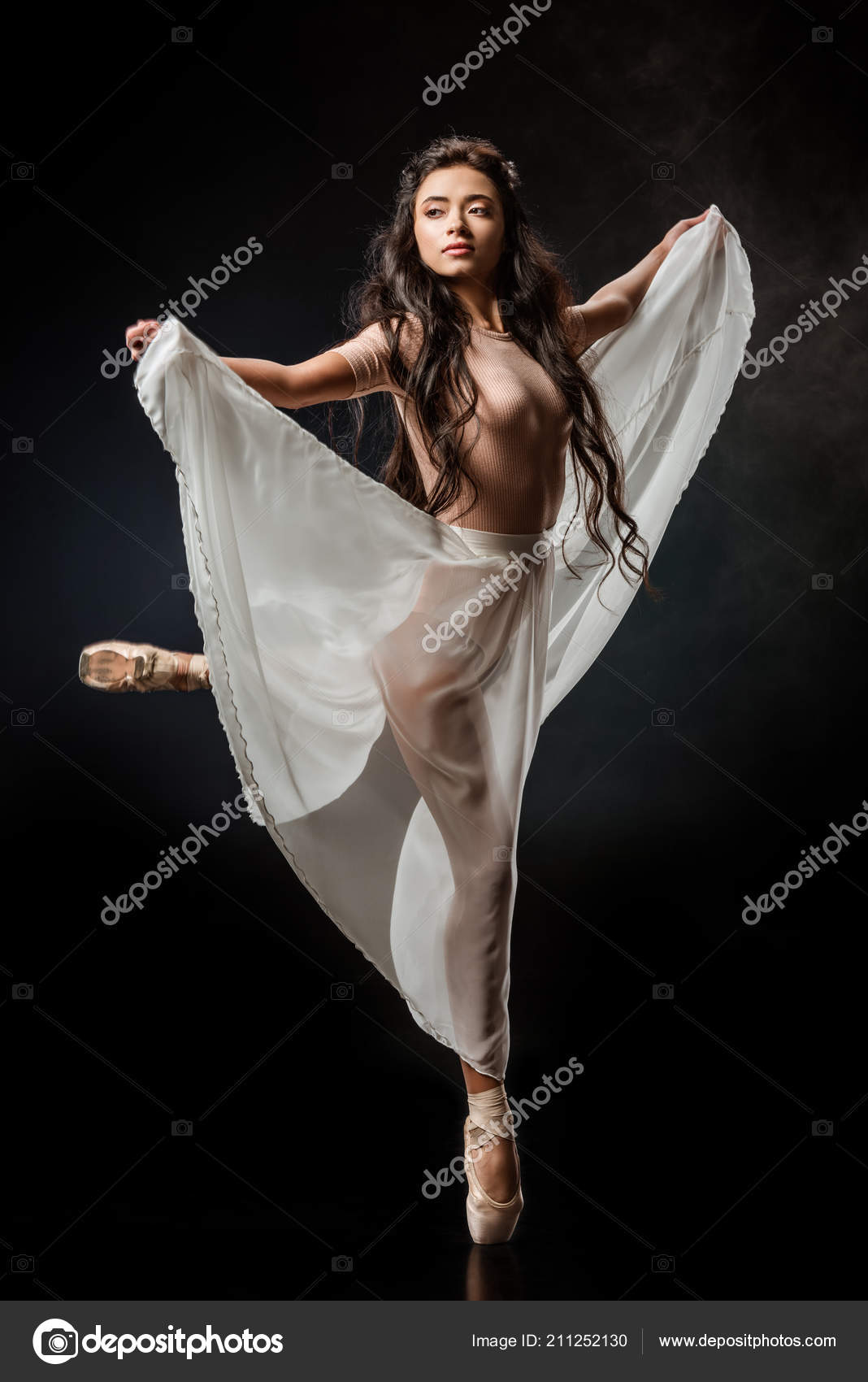 女性の優雅なポーズ写真素材 ロイヤリティフリー女性の優雅なポーズ画像 Depositphotos