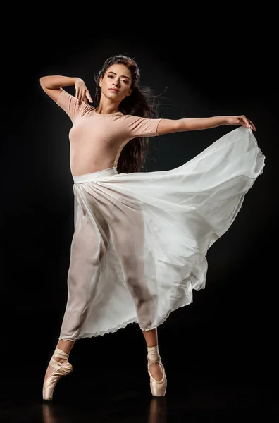 Νεαρή Γυναικεία Μπαλαρίνα Λευκό Φούστα Θέτοντας Σκούρο Φόντο — Φωτογραφία Αρχείου
