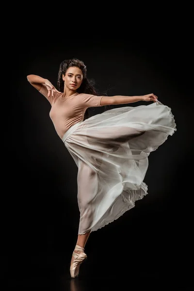 Junge Balletttänzerin Weißen Rock Posiert Vor Dunklem Hintergrund — Stockfoto