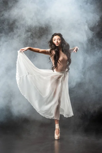 Piękne Baleriny Młodych Białej Spódnicy Tańca Ciemnym Tle Dym Wokół — Zdjęcie stockowe