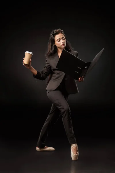 Atractiva Mujer Negocios Traje Zapatos Ballet Con Carpeta Café Para — Foto de Stock