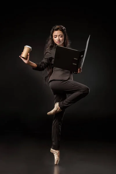 Aantrekkelijke Zakenvrouw Pak Ballet Schoenen Met Map Koffie Gaan Poseren — Stockfoto