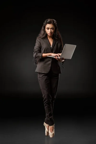 Businesswoman Suit Ballet Shoes Laptop Black Background — Free Stock Photo
