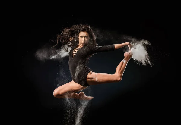Hermosa Bailarina Traje Cuerpo Negro Con Talco Polvo Saltando Sobre — Foto de Stock