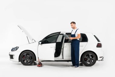 istimal kırık araba yakınındaki laptop beyaz mavi üniformalı yakışıklı otomatik mekanik