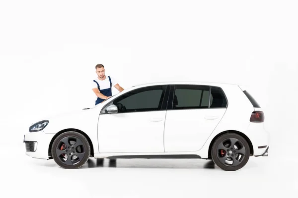 Schöner Automechaniker Reinigt Weißes Auto Auf Weißem — Stockfoto