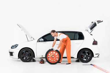 Beyaz otomobil lastiği iterek otomatik mekanik
