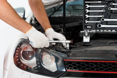 bir otomatik mekanik otomatik mekanik tamir araba beyaz anahtarı ile kırpılmış görüntü