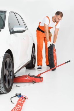 otomobil lastiği beyaz üzerinde çalışırken otomatik mekanik