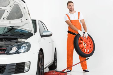 otomobil lastiği beyaz üzerinde taşıyan otomatik mekanik