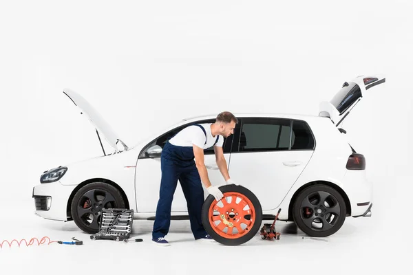 Side View Auto Mechanic Blue Uniform Changing Car Tire White — Stock Photo, Image