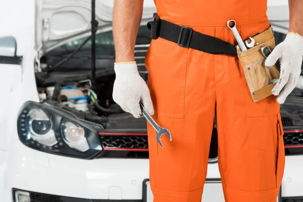 Cropped Image Auto Mechanic Holding Wrench Car White — Stock Photo, Image