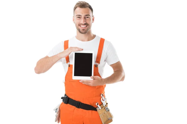 Hezký Auto Mechanik Oranžové Uniformě Držení Tabletu Prázdnou Obrazovkou Izolované — Stock fotografie