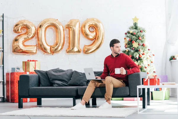 Handsome Man Coffee Using Laptop Sofa Home Christmas Tree 2019 — Stock Photo, Image