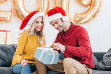 Noel Baba şapkaları Noel hediyesi evde 2019 altın balonları ile genç çift