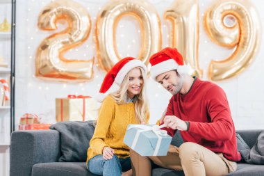 gülümseyen iki santa şapka Noel hediyesi evde 2019 altın balonları ile sonra