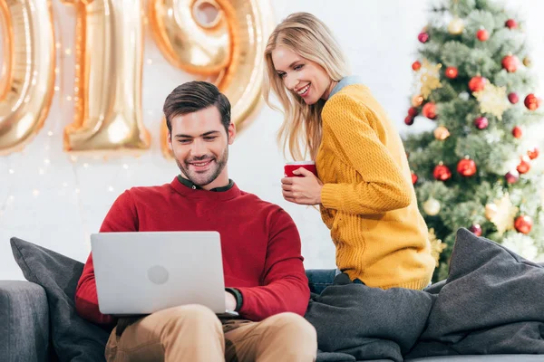 Homem Feliz Mulher Com Xícara Café Usando Laptop Juntos Casa — Fotografia de Stock