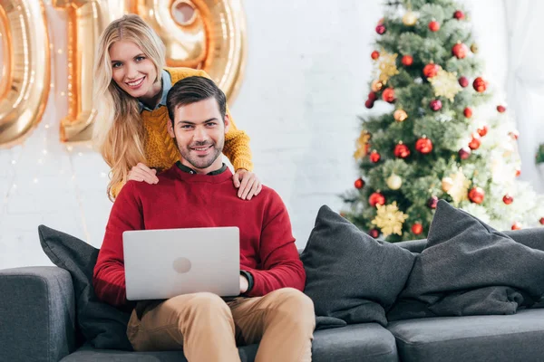 Leende Par Använder Laptop Tillsammans Hemma Med Julgran — Stockfoto